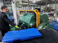Machine de découpe semi-automatique pour la fabrication de boîtes en carton ondulé, avec plaque de grille en plastique PP ondulé