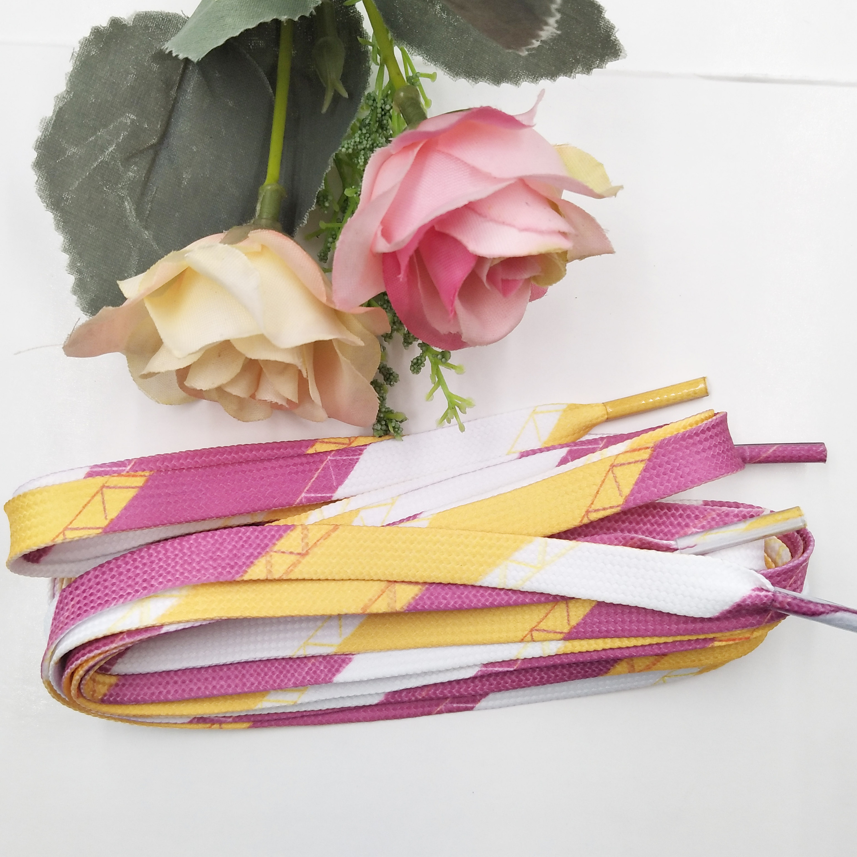 Jaune violet blanc