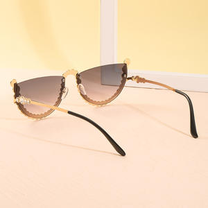 Gafas de sol de moda para mujer, montura dorada, lentes de PC, protección UV400, tipo 3, para viajes al aire libre, estilo urbano - Product Image 1