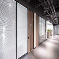 Poste de travail pliable personnalisable avec cadre en aluminium, design moderne, cloisons de bureau en verre intelligent pour écoles et gymnases