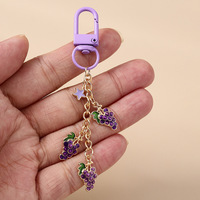 Porte-clés créatif en métal en forme de fruits, mignon pomme et raisin, mini pendentif tendance pour sac à dos, cadeau personnalisé et stylé