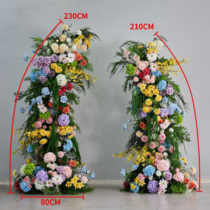 La scena dell'evento nuziale presenta decorazioni viola per il palco, bouquet di fiori, cartelli di benvenuto e piante verdi realistiche. - Product Image 5