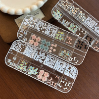 Accesorios de Nail Art Estilo Influencer, Set de 12 Compartimentos, con Adornos Metálicos, Perlas, Cristales Transparentes, Flores de Rosa, Lazos y Diamantes de Imitación para Uñas