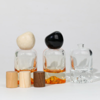 Flacon de parfum en verre de luxe au design montagne avec bouchon en verre noir / bouchon en bois, diffuseur de parfum