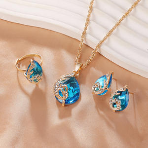 Ensemble de bijoux unisexe en alliage plaqué or vintage bohème européen américain, nouveau collier à pendentif en trois parties avec cristaux en strass - Product Image 2