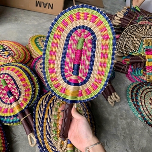 พัดลมใบปาล์มงานฝีมือเป็นมิตรต่อสิ่งแวดล้อมทำด้วยมือด้ามไม้ไผ่และสานฟางสำหรับระบายความร้อนในฤดูร้อนตกแต่งกลางแจ้งและงานปาร์ตี้ - Product Image 4