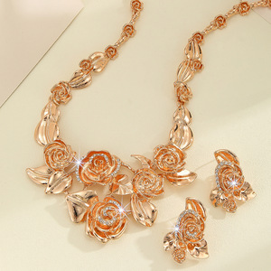 Juego de Collar y Aretes de Metal con Incrustaciones de Circonitas Blancas y Aleación de Zinc Dorado, Estilo Europeo y Americano, Gran Venta - Product Image 4
