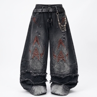 Jean Y2K ample noir et gris délavé pour homme, avec ceinture à rivets, multi-chaînes, broderie serpent gothique et déchirures prononcées