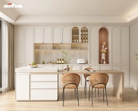 Lemari Dapur Gaya Shaker Krim Prancis dengan Rak LED, Lemari Pantry Beralur, dan Pulau Dapur dengan Bar Air Terintegrasi untuk Dekorasi Rumah