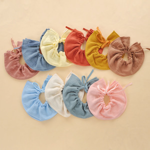 Baberos para bebé Qidou, de gasa de cuatro capas, de color liso, con cordón, para bebés y niños pequeños de 0 a 3 años - Product Image 2