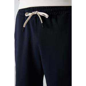 Conjunto de Pantalones Cortos de Algodón para Hombre Air Jones, Corte Holgado, Textura Suave y Gruesa, Dos Piezas en Color Crudo y Azul Marino - Product Image 3