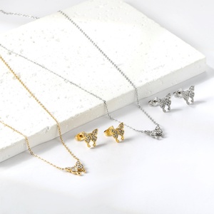 Nouveauté : Parure de bijoux tendance pour filles, comprenant des boucles d'oreilles clous mignonnes et un collier cœur en zircon, en acier inoxydable plaqué or, inaltérable - Product Image 4