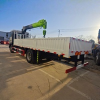Camion de fret Sinotruk 4x2 à transmission intégrale, 6,3 tonnes, avec grue à flèche à 4 sections, doté d'un moteur de pompe de boîte de vitesses intégré