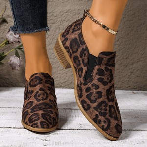 รองเท้าส้นเตี้ยหัวแหลมสไตล์ยุโรปอเมริกัน ลายเสือดาว รุ่นใหม่ประจำฤดูใบไม้ร่วง ไซส์ใหญ่ ส้นหนา สไตล์อังกฤษ รองเท้าส้นกลาง ไซส์ 43 - Product Image 1