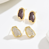 Boucles d'oreilles clous abstraites en acier inoxydable doré avec émail, texture marbrée, monture irrégulière, bijoux d'oreille hypoallergéniques