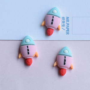 ต่างหูเรซินรูกการ์ตูนน่ารักดวงจันทร์นักบินอวกาศเครื่องรางทรงหลังเบี้ยทรงหลังแบนงานฝีมือสมุดติดรูปทำเครื่องประดับแบบทำมือ - Product Image 5