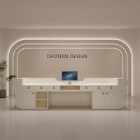 Bureau de réception professionnel moderne de luxe haut de gamme avec surface incurvée en or blanc et éclairage LED personnalisé pour hall d'immeuble commercial