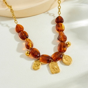 Conjunto de Joyería de Acero Inoxidable Chapado en Oro con Colgante de Mariposa y Flor, Pulsera y Collar de Cuentas de Resina Irregulares Marrón-Rojo - Product Image 4