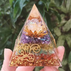 Pyramide en résine époxy avec galets de cristal, ornement de bureau, décoration d'aquarium, cadeau - Product Image 1