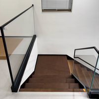 Escaliers droits en bois naturel massif, faits à la main, durables, intemporels, raffinés, architecturaux, sophistiqués, supérieurs, exclusifs