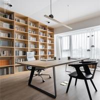 Bureau informatique intégré sur mesure optimisant l'espace avec bibliothèque, étagères réglables en mélaminé, idéal pour petit bureau à domicile ou coin d'étude