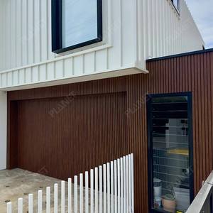 Puertas de garaje de rejilla de acero y madera eléctricas automáticas resistentes al agua a prueba de viento modernas para casas - Product Image 3