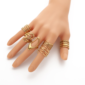 Sandales plates personnalisées pour femmes avec 12 anneaux ajustables en acier inoxydable, motif clouté et anneaux magnétiques géants pour les orteils - Product Image 3