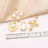 ASJEWELRY Grand pendentif croix en fausses perles pour collier, en cuivre plaqué or, breloque cœur DIY pour sac, composant de fabrication de bijoux pdtb012
