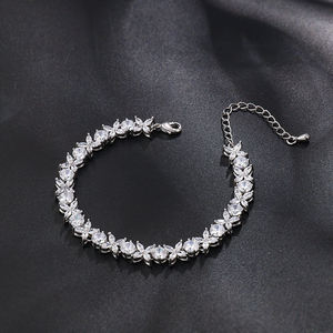 Neu eingetroffen: Hochwertige florale Armbänder mit Zirkonia-Kristallen für Hochzeiten, Partys, Abschlussbälle oder den täglichen Gebrauch. - Product Image 1
