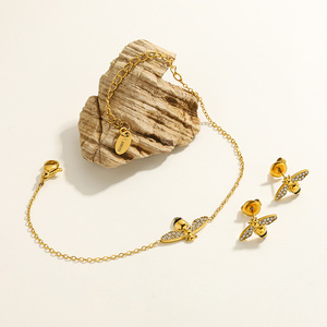 MICCI Juegos de Joyería de Acero Inoxidable que No se Deslustra con Aretes y Collares Delicados de Abeja para Mujer - Product Image 3