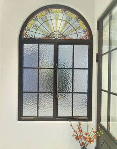 Fenêtre antique française horizontale cintrée en acier et fer forgé, sur mesure, pour rénovation d'église et de musée, cadre fin de qualité extérieure - Product Image 3