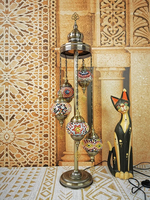 Lampe sur pied artisanale en verre mosaïque coloré, base en métal sculpté antique, décoration bohème pour hall d'hôtel