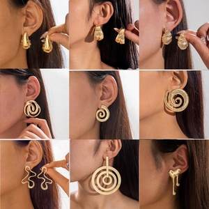 Boucles d'oreilles créoles ovales 3D géométriques audacieuses en acier inoxydable doré pour femme, idéales pour les soirées – Nouvelle collection de bijoux tendance - Product Image 2