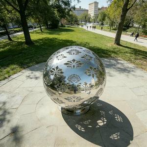 Лазерно-гравированные садовые скульптуры-сферы с цветочным узором для декора городских парков - Product Image 4