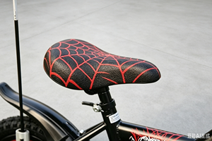 Vélo pour enfants de <span class=keywords><strong>12</strong></span>, 14 et 16 pouces, avec un superbe ensemble graphique Spider Hero, drapeau et casque assortis, vélo cool pour garçons - Product Image 2
