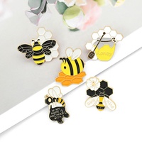 Badge de robe en émail dur, dessin animé mignon petite guêpe lettre épingle personnalisé mini abeille broche en émail
