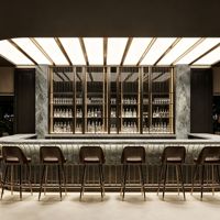 Ensemble de mobilier de restaurant moderne avec tables à manger, chaises et comptoir de bar pour la conception d'intérieur de café commercial, solution complète pour la boutique