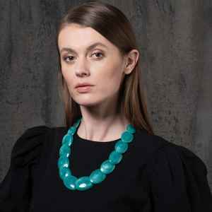 Elegante Collar de Resina con Inclusiones Botánicas Coloridas, Acabado Brillante Transparente, Joyería con Colgante Único Hecho a Mano - Product Image 4