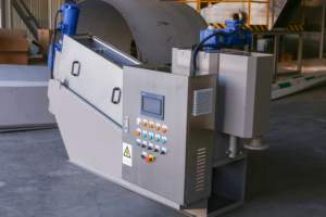 Équipement mécanique de déshydratation des boues à économie d'énergie pour le nettoyage et la digestion des réservoirs de clarification dans les stations d'épuration des eaux usées de tannerie - Product Image 3