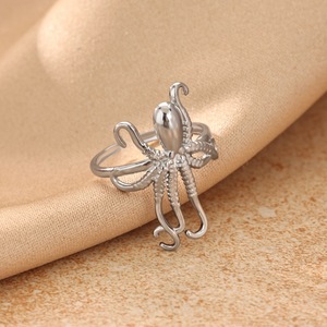 Bague ajustable en acier inoxydable pour femme, motif pieuvre, série Océan, au design audacieux et unique, inaltérable - Product Image 4