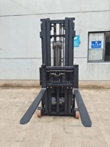 Fournisseur chinois Chariot élévateur à contrepoids de 2 tonnes Conception compacte Compatible avec toutes les palettes Stockage en supermarché Garantie d'un an - Product Image 2