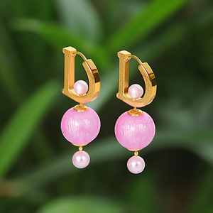 Boucles d'oreilles pendantes tendance en acier inoxydable 316L plaqué or PVD, design perles roses, bijoux durables et résistants - Product Image 3