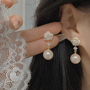 Orecchini Pendenti con Fiore di Camelia, Zirconi e Perle Simulate per Donne, Gioielli Eleganti e Delicati alla Moda - Product Image 6