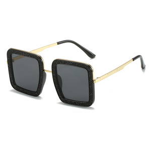 Offre Spéciale Lunettes de soleil carrées brillantes UV400 à la mode pour femmes Monture de lunettes avec logo personnalisé en blanc transparent avec un design en métal populaire - Product Image 4