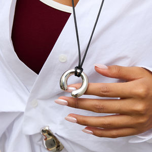 J & <span class=keywords><strong>D</strong></span> Mode 18K Vergulde Roestvrijstalen Hoefijzerketting Klassiek Zwart Wax Touw Ketting Gepolijst Hoefijzer Hanger - Product Image 3