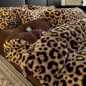 Set Empat Potong Berkualitas Fleece Bayi Ramah Kulit dan Nyaman, Tahan Air Kelas-A untuk Penggunaan di Rumah saat Musim Gugur - Product Image 1