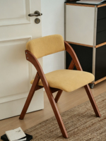 Chaise de salle à manger en bois massif de style mi-siècle, dossier en similicuir français, écologique et durable, pour hôtel et usage domestique, design rétro et décontracté