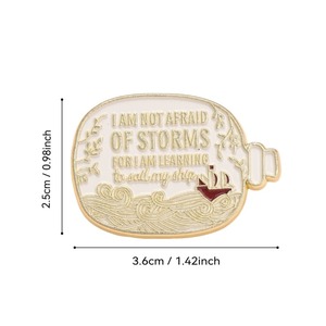 Spilla smaltata ispirazionale con scritta 'Non ho paura delle tempeste', spilla da bavero a forma di nave in bottiglia in stile nautico - Product Image 2