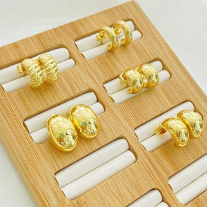 Pendientes de Aro en Forma de C Chapados en Oro de 18K, Hebilla de Oreja Curva, Pendientes Geométricos de Metal Minimalistas, Regalo de Joyería - Product Image 1
