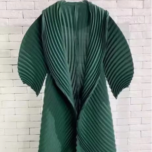 Nouvelle Arrivée Manteau Plissé Miyake Vert Uni Ample Style Japonais pour Femme avec Col Ouvert Trench Long Décontracté - Product Image 1